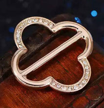 Load image into Gallery viewer, Clover scarf ring: Gold / 100% Brass / 3.4 x 4.1 cm