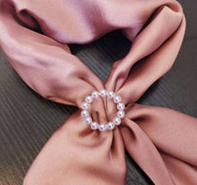 Load image into Gallery viewer, Pearl scarf ring: Gold / 100% Brass / 2.9 x 4 cm