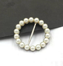 Load image into Gallery viewer, Pearl scarf ring: Gold / 100% Brass / 2.9 x 4 cm