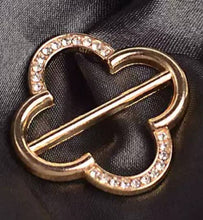 Load image into Gallery viewer, Clover scarf ring: Gold / 100% Brass / 3.4 x 4.1 cm