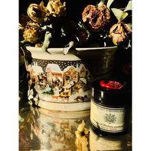 Load image into Gallery viewer, Small aromatic candle "Noël en famille"/ "Christmas with the family"