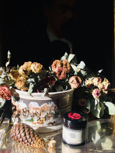 Load image into Gallery viewer, Small aromatic candle "Noël en famille"/ "Christmas with the family"