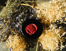 Load image into Gallery viewer, Small aromatic candle "Noël en famille"/ "Christmas with the family"