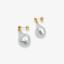 Load image into Gallery viewer, Louve Pearl Stud: Gold
