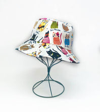 Load image into Gallery viewer, Reversible cat print bob: Black
